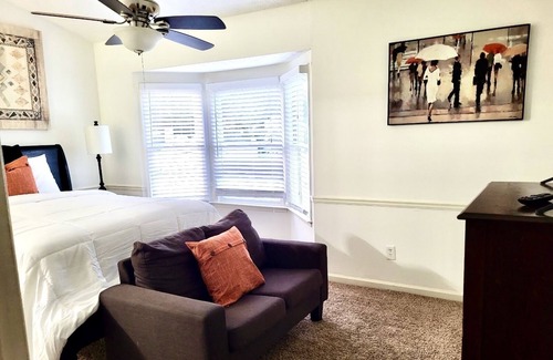 Riverdale House | Majestic Cozy Blue Townhouse Sleeps 4