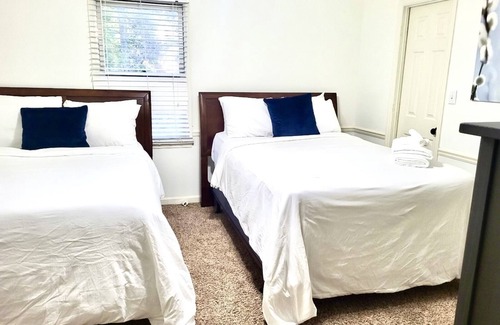 Riverdale House | Majestic Cozy Blue Townhouse Sleeps 4