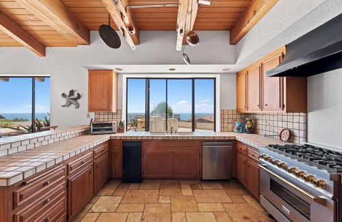 Central Malibu House | MAJESTIC MALIBU HOME, SWEEPING OCEAN VIEWS, 4 MIN TO BEACH, 4 BDRMs, 4 BATHS