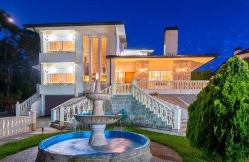 Valenca House | Majestic Manor in Valença with private pool