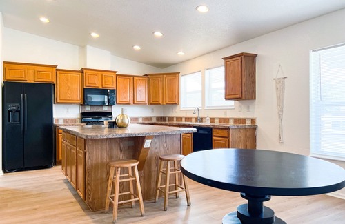 Cottonwood-Verde Village House | Majestic Mountain Manor 8-BEDROOM HOME Views. Close to EVERYTHING. 🎣 🧗‍♀️ 🚲 🏊‍♀️ 🎈