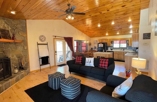 Unaka Cabin | Majestic Ridge Retreat offering long range mountain views in a peaceful setting!