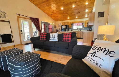 Unaka Cabin | Majestic Ridge Retreat offering long range mountain views in a peaceful setting!