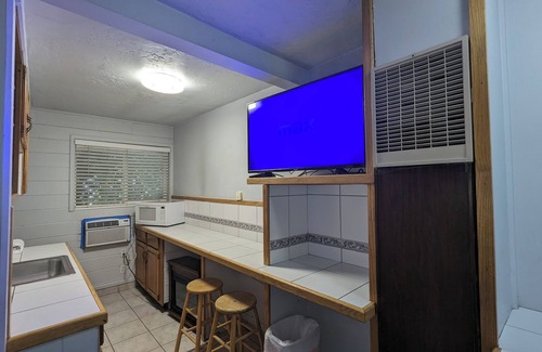 Sandy Hotel | Majestic Rockies Motel