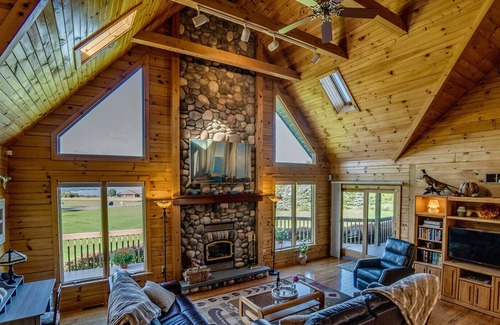 Dundee House | Majestic View Lodge, stunning log cabin