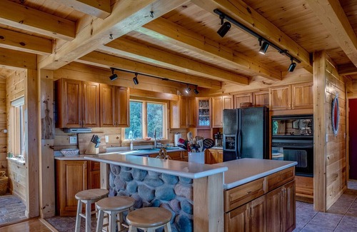 Dundee House | Majestic View Lodge, stunning log cabin
