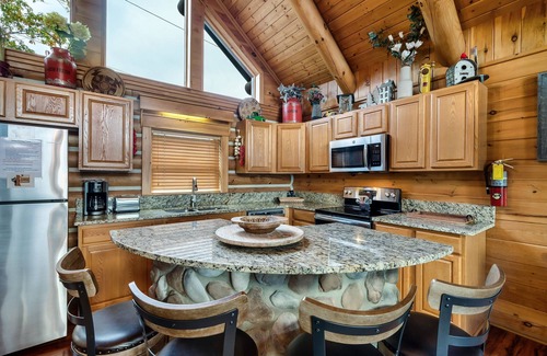 Gatlinburg - Pigeon Forge House | Majestic Views | Smoky Mtn Romance | Ultimate Honeymoon Cabin Near Pigeon Forge