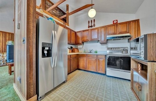 Huddleston House | MAJOR DOCK RENOVATION - SPRING 2025! Cozy, Pet Friendly Lakefront Home! Come Visit "Lake Lure"!