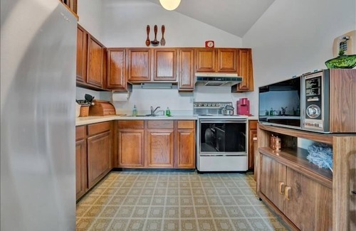 Huddleston House | MAJOR DOCK RENOVATION - SPRING 2025! Cozy, Pet Friendly Lakefront Home! Come Visit "Lake Lure"!