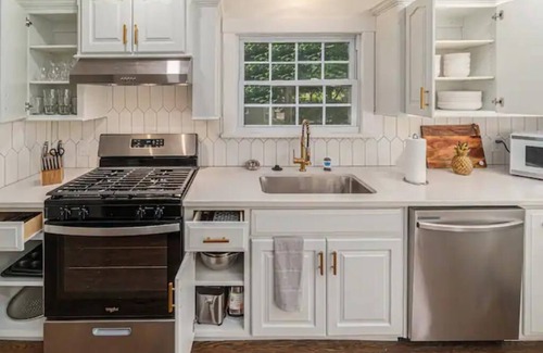Grandview House | Make beautiful music and sleep up to 14 in this modern-century home!