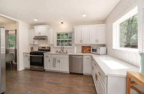 Grandview House | Make beautiful music and sleep up to 14 in this modern-century home!