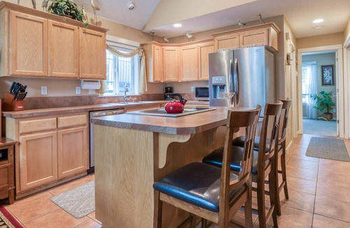 Four Sisters House | Make your Beach Nest, relax in the hot tub, pet friendly, and the beach nearby