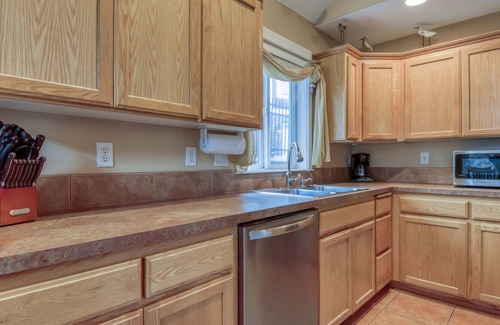 Four Sisters House | Make your Beach Nest, relax in the hot tub, pet friendly, and the beach nearby