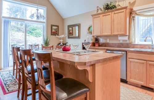 Four Sisters House | Make your Beach Nest, relax in the hot tub, pet friendly, and the beach nearby