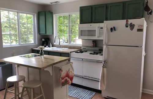Browns Lake Cottage | Make Your Memories At Adorable Browns Lake/Cedar Park Cottage