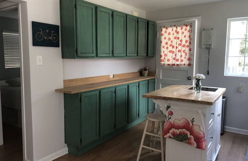 Browns Lake Cottage | Make Your Memories At Adorable Browns Lake/Cedar Park Cottage