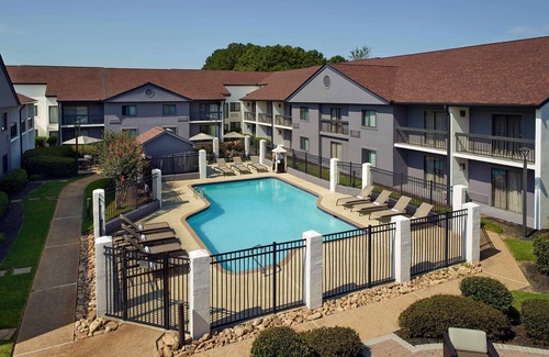Norcross House | Make Your Trip All The More Enjoyable! Free Parking, Pets Allowed, Onsite Pool