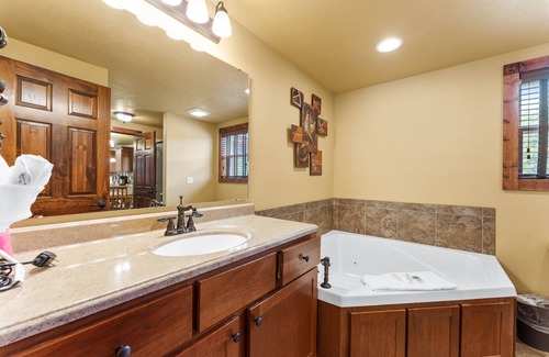 Reeds Spring Cabin | Makin Memories Lodge-sleeps 14 4 Bedroom Home by Redawning