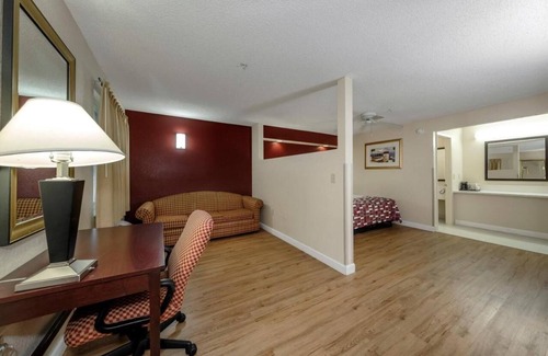 Ellenton Hotel | Making The Best Memories Along The Way! Pool, Free Parking, Pets Are Welcome!