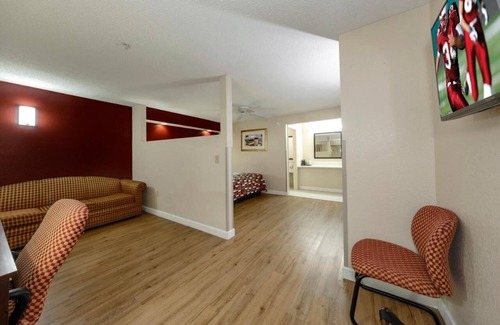 Ellenton Hotel | Making The Best Memories Along The Way! Pool, Free Parking, Pets Are Welcome!