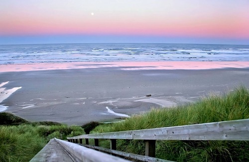 Newport Hotel | Making The Best Memories Along The Way! Free Parking, Pets Are Welcome