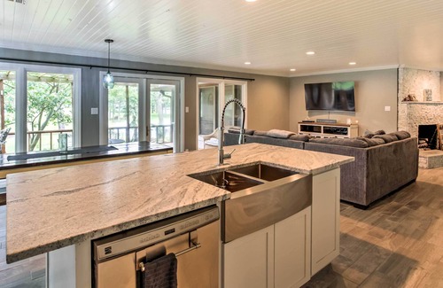 Star Harbor House | Malakoff Lake House - Deck, Boat Slips, & Fire Pit