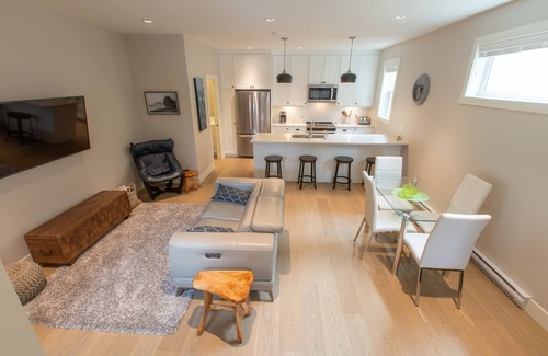 Sidney House | Malaview Retreat-Beautiful Townhouse in Lovely Sidney By The Sea by Victoria Prime!