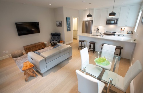 Sidney House | Malaview Retreat-Beautiful Townhouse in Lovely Sidney By The Sea by Victoria Prime!