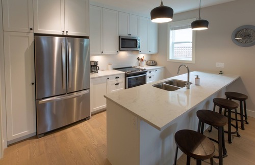 Sidney House | Malaview Retreat-Beautiful Townhouse in Lovely Sidney By The Sea by Victoria Prime!