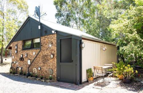 Maldon House | Maldon Cosy Garden Cottage - Charming One Room Studio