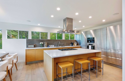 Malibu House | Malibu Beach and Mountain Retreat with Hot Tub