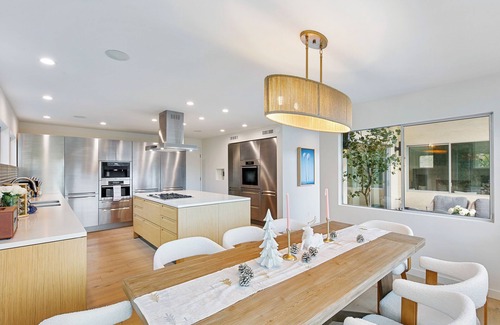 Malibu House | Malibu Beach and Mountain Retreat with Hot Tub