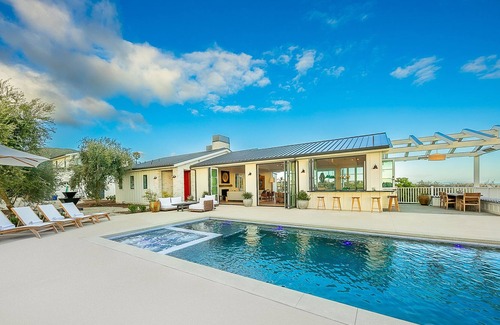 Western Malibu House | Malibu, California sits between the wonder of the Pacific Ocean and the Santa Monica Mountains