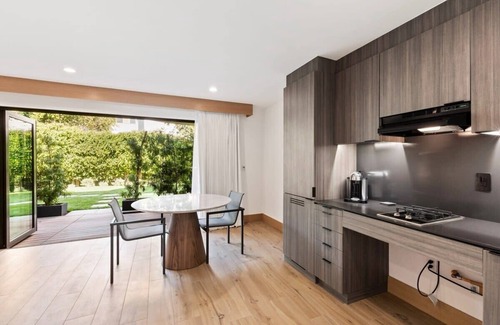 Eastern Malibu Apartment | Malibu Sand Suite #11 - Beachside Apartment Carbon