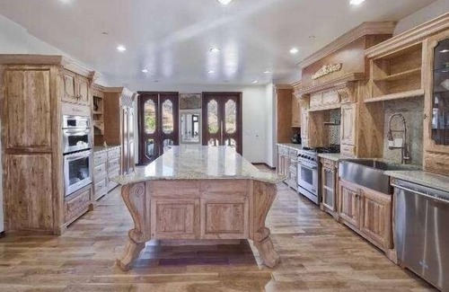 Central Malibu Villa | Malibu Tuscany Paradise w/Pool/Villa Spacious in private gated neighborhoodn