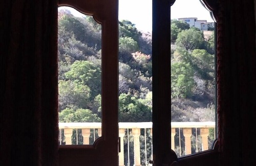Central Malibu Villa | Malibu Tuscany Paradise w/Pool/Villa Spacious in private gated neighborhoodn