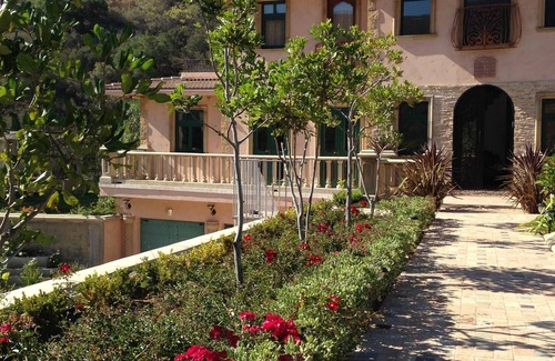 Central Malibu Villa | Malibu Tuscany Paradise w/Pool/Villa Spacious in private gated neighborhoodn