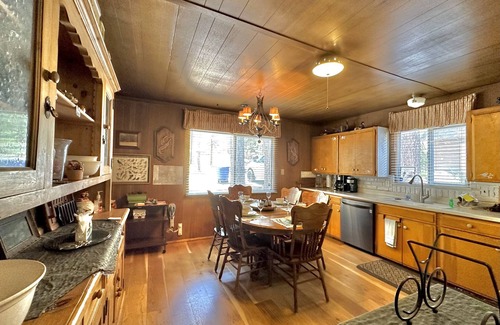 Patton Cabin | Mallard Lagoon Lake Cabin Cottage steps to Big Bear Lake! Tranquil Pet Friendly!