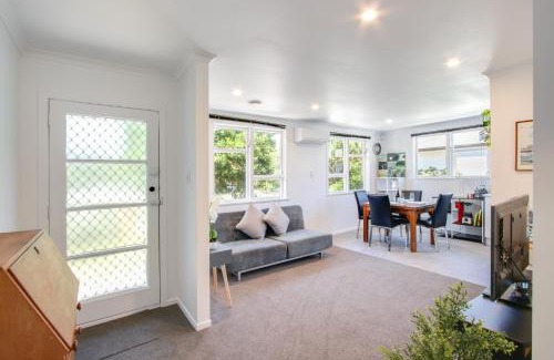 Anderson Park House | Mama and Papa's - Havelock North Holiday Home