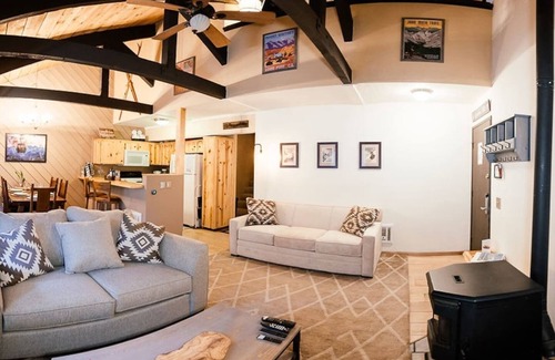 Mammoth Lakes House | Mammoth Cozy-Local Family Owned, 2 Bedroom/2 Bath with Garage, Close to Lifts