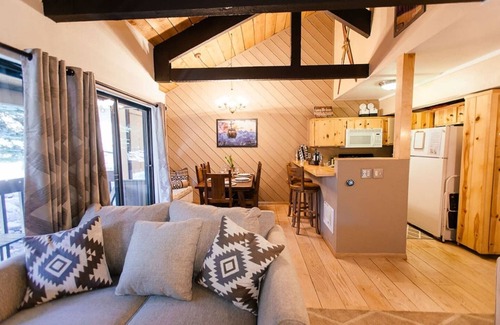 Mammoth Lakes House | Mammoth Cozy-Local Family Owned, 2 Bedroom/2 Bath with Garage, Close to Lifts