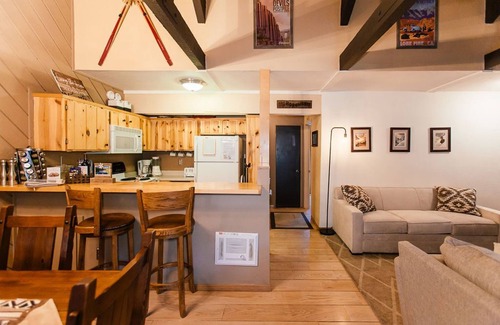 Mammoth Lakes House | Mammoth Cozy-Local Family Owned, 2 Bedroom/2 Bath with Garage, Close to Lifts
