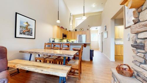 Mammoth Lakes Apartment | Mammoth Green #214 condo