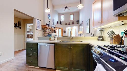Mammoth Lakes Apartment | Mammoth Green #214 condo