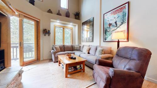 Mammoth Lakes Apartment | Mammoth Green #214 condo