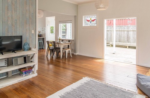 Raumati Beach Cottage | Manawa o Raumati - Raumati Beach Holiday Home
