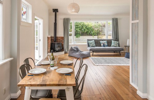 Raumati Beach Cottage | Manawa o Raumati - Raumati Beach Holiday Home