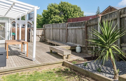 Raumati Beach Cottage | Manawa o Raumati - Raumati Beach Holiday Home