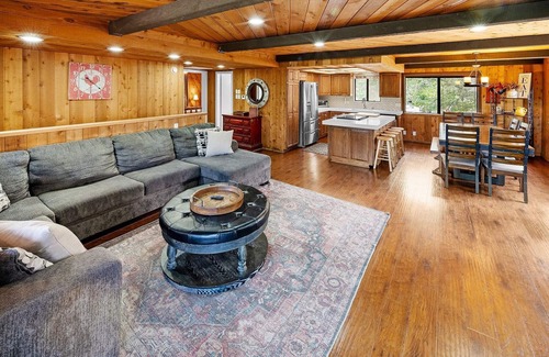 Summit Estates House | Mancave. Steps to Summit Resort. Spa and BBQ.