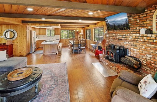 Summit Estates House | Mancave. Steps to Summit Resort. Spa and BBQ.